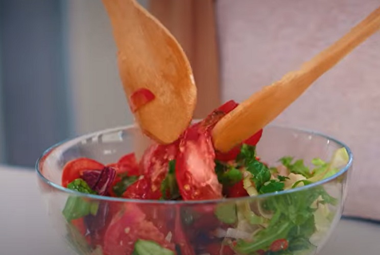 Em excesso, porém, pode agravar quadros de refluxo e azia, pois relaxa a válvula do estômago. O consumo frequente de chá concentrado pode causar desconforto gastrointestinal.