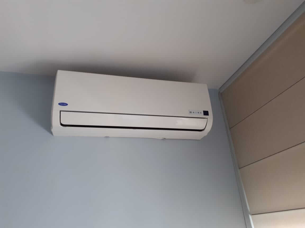 Muita gente gosta de ligar o ar um pouco antes de ir dormir e só desligá-lo quando desperta. Que tal repensar? Se você acorda às 6h, bote o despertador para às 5h, desligue o ar e volte a dormir. Acredite: vai seguir fresquinho e você vai economizar bastante. 