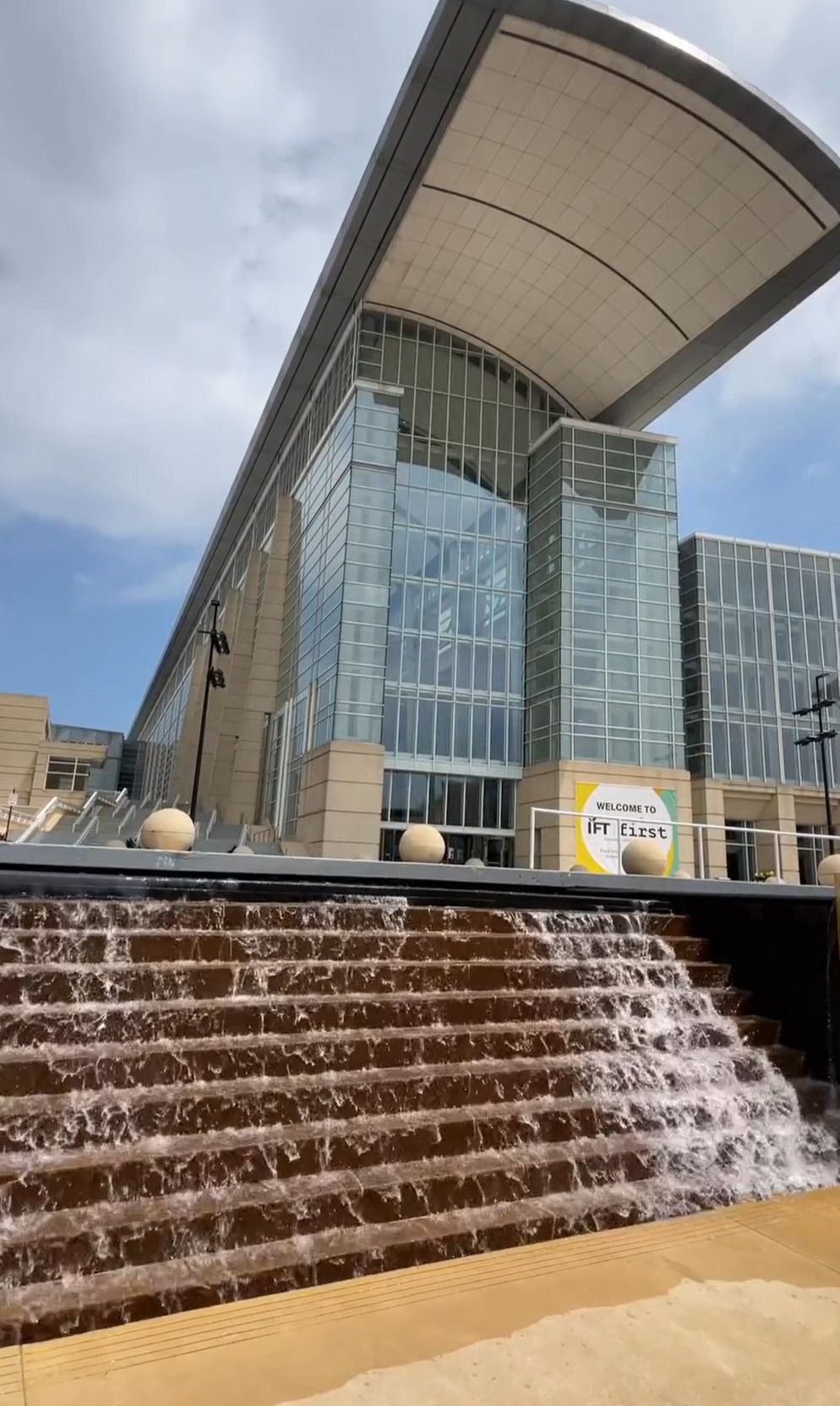 Usando dados de radar meteorológico, os cientistas descobriram que a luz artificial é um indicador principal de onde as aves vão pousar em suas longas jornadas. Com as luzes da cidade agindo como faróis brilhantes, elas estão sendo atraídas para áreas urbanas.