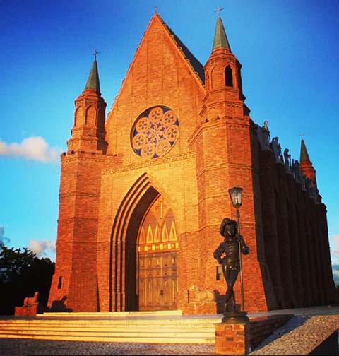 Instituto Ricardo Brennand (Recife): Fundado em 2001 pelo colecionador que dá nome à instituição, tem um grande acervo de armas brancas: mais de 3 mil peças, inclusive armaduras medievais. Tem farto material sobre o período colonial e o Brasil Holandês, livros raros, obras de arte e jardim de esculturas. 