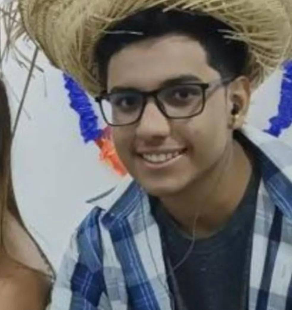  João Gabriel Cardim - O jovem de 16 anos foi atropelado por uma moto a mais de 150 km/h pilotada pelo modelo Bruno Krupp, em 31/7/2022. O impacto foi tão violento que uma perna do jovem foi arrancada e encontrada a 50 metros de distância. 