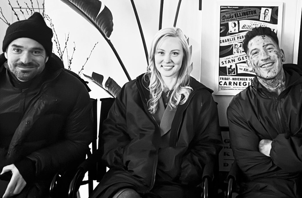 Bernthal é bem entrosado no meio artístico. É amigo próximo de colegas como Norman Reedus e mantém boas relações nos bastidores., sendo, portanto, bem visto entre companheiros de elenco.