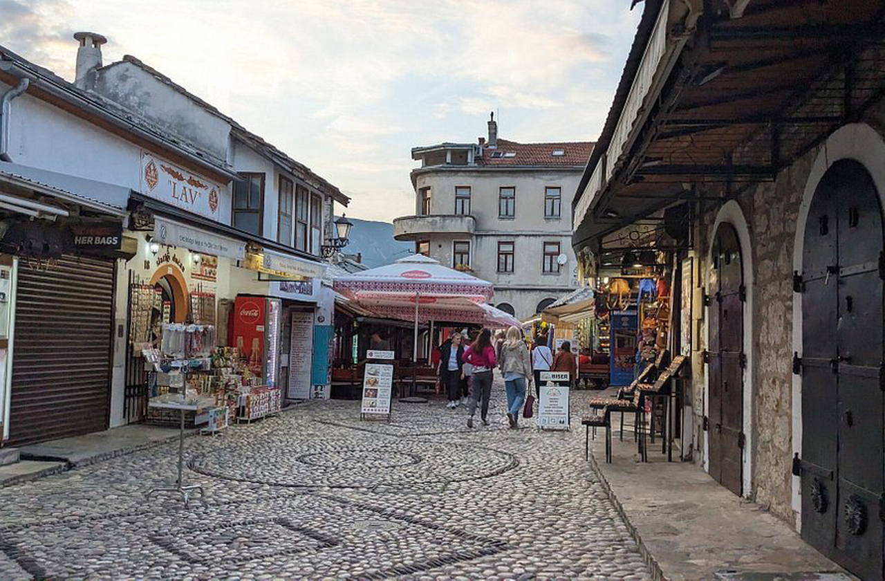 O centro histórico preserva ruas de pedra, bazares e mesquitas que refletem a herança otomana e austro-húngara. A atmosfera mistura aromas de cafés, artesanato típico e música balcânica. É um dos locais mais visitados da Bósnia e Herzegovina.