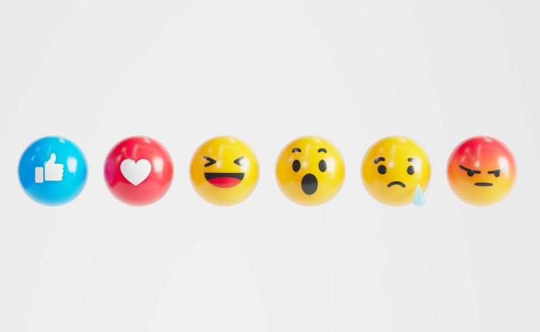 Os especialistas destacam que há uma clara desconexão geracional na interpretação desses símbolos; o que para uns é um tom de empatia, para outros pode soar pouco profissional ou desdenhoso.