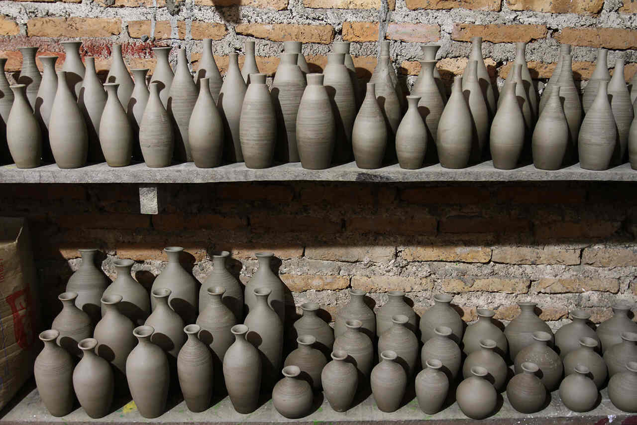 Outros exemplos incluem cerâmica da Serra da Capivara, esculturas em barro, peças em couro e fibras naturais, e joias com opala de Pedro II