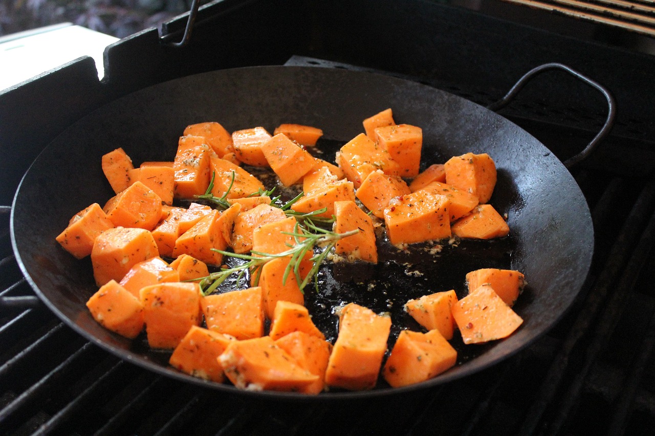 Na cozinha, é usado para temperar carnes, legumes, pães e azeites aromatizados. Em forma de chá, costuma ser consumido de maneira ocasional, principalmente após refeições mais pesadas.