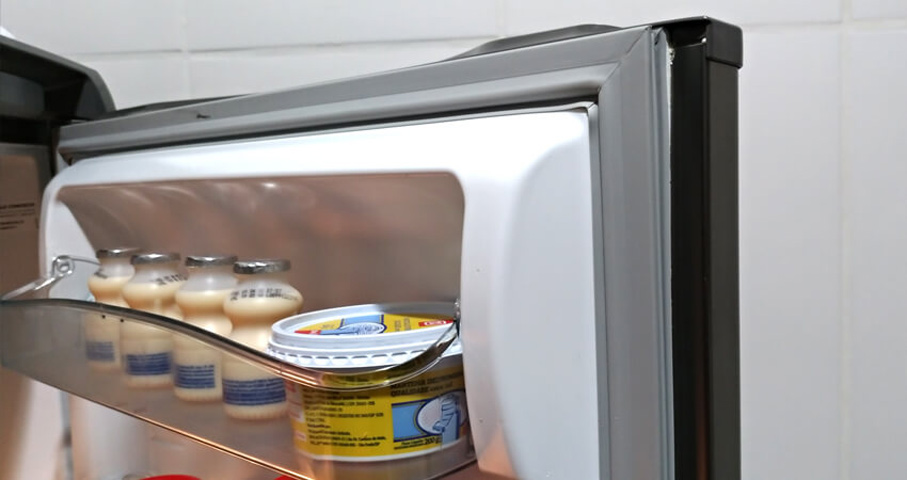 Voltando às geladeiras, outro ponto importante: cuidado com as borrachinhas de vedação. Se elas não estiverem boas, o frio pode vazar e aí é trabalho dobrado. 