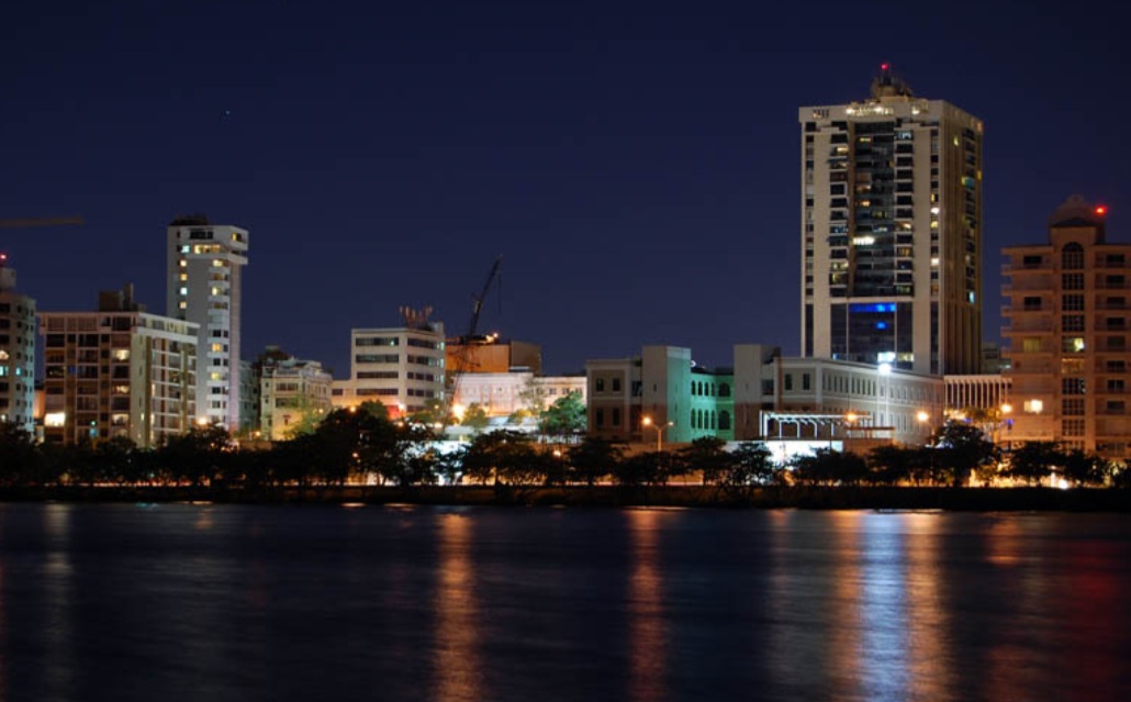 Porto Rico é um território não incorporado aos Estados Unidos desde 1898, com o status de Estado Livre Associado, possuindo uma Constituição própria e governo local, mas seus poderes são limitados. 
