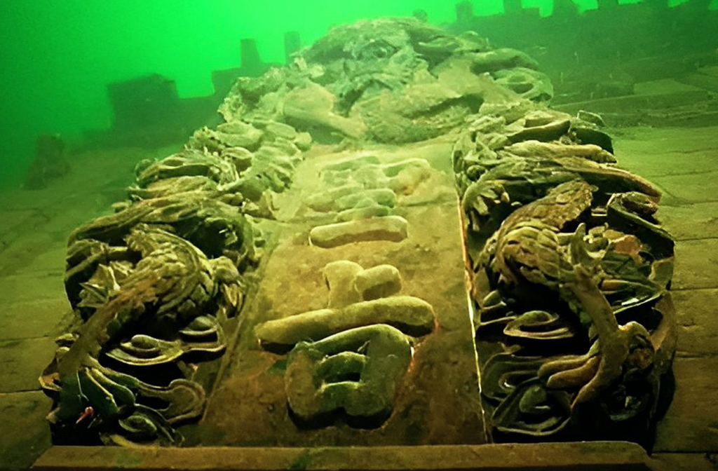 A cidade de Shicheng carrega elementos tradicionais chineses, como portões com símbolos de proteção. Suas esculturas refletem crenças espirituais e valores da época, o que reforça a necessidade de preservação subaquática a fim de se manter viva parte dessa herança cultural.