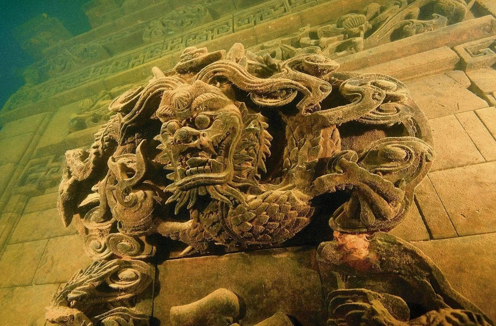 Dragões, leões e figuras mitológicas decoram fachadas e arcos submersos. A água fria e estável ajudou a preservar relevos e inscrições, sendo que muitos desses detalhes só foram redescobertos após expedições de mergulho.
