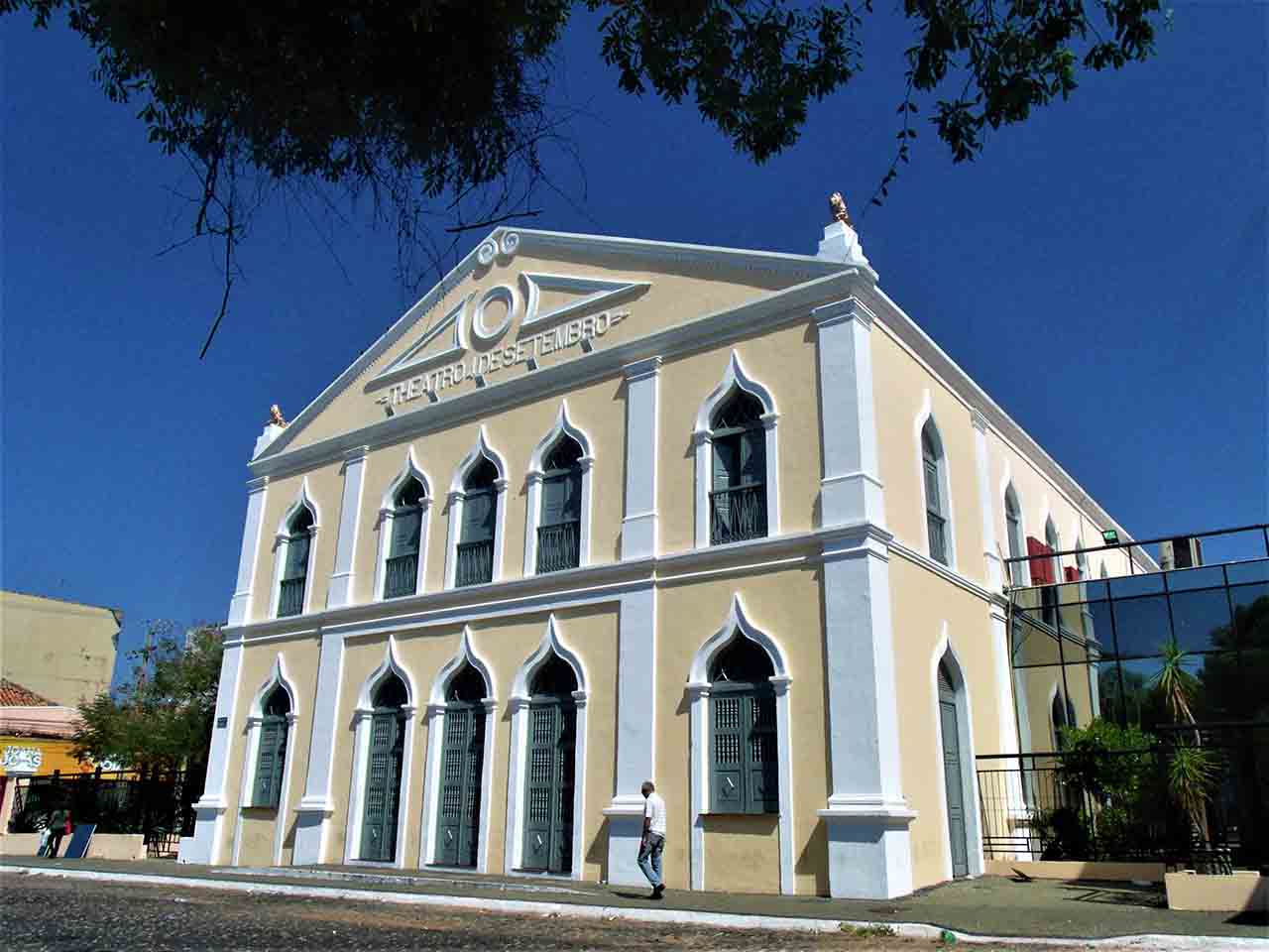 O Theatro 4 de Setembro é a principal casa de espetáculos do Piauí, com arquitetura histórica e programação cultural intensa.