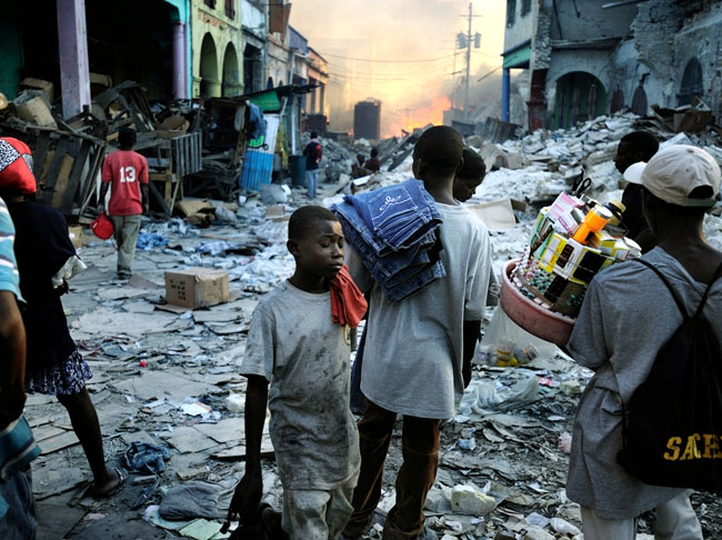 12/01/2010 - Um terremoto de magnitude 7 destruiu parte da capital do Haiti, Porto Príncipe, e também teve reflexos na República Dominicana, Cuba, Jamaica e Bahamas. Foram 320 mil mortos, 350 mil feridos. Um caos, com 1,5 milhão de flagelados. 