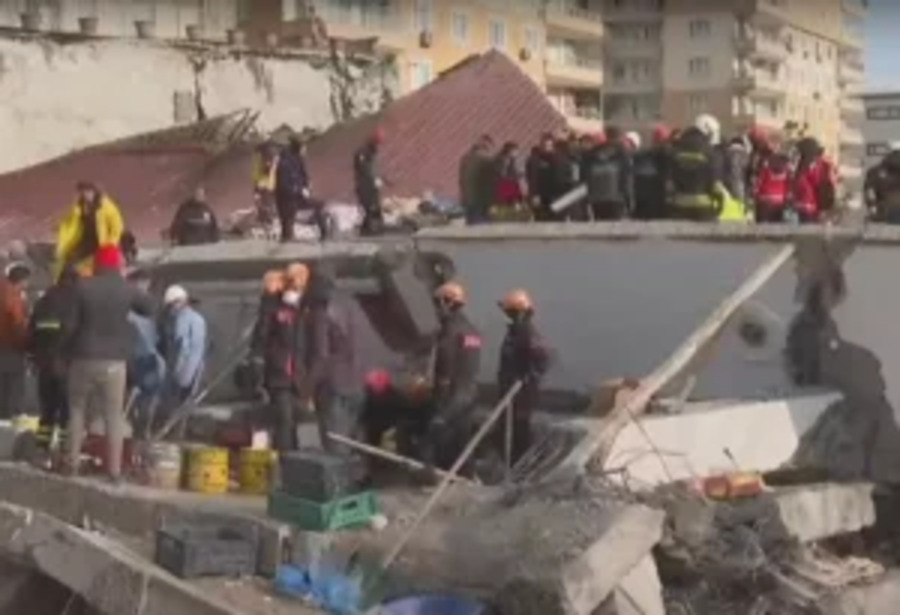 6/2/2023 - Mais de 50 mil pessoas morreram após um terremoto que atingiu dois países. O tremor, de magnitude 7,8, atingiu, de forma arrasadora, a região central da Turquia e o noroeste da Síria.