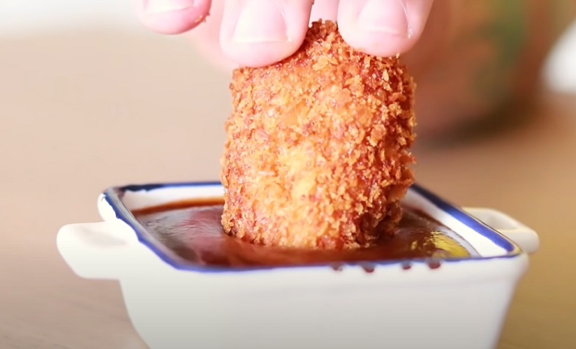 Nuggets industrializados, por exemplo, estão entre os alimentos que mais enganam.  São ultraprocessados, ricos em gorduras ruins, sódio e aditivos químicos. O consumo frequente pode favorecer inflamações silenciosas, sobrecarregar o intestino e aumentar o risco de problemas metabólicos.