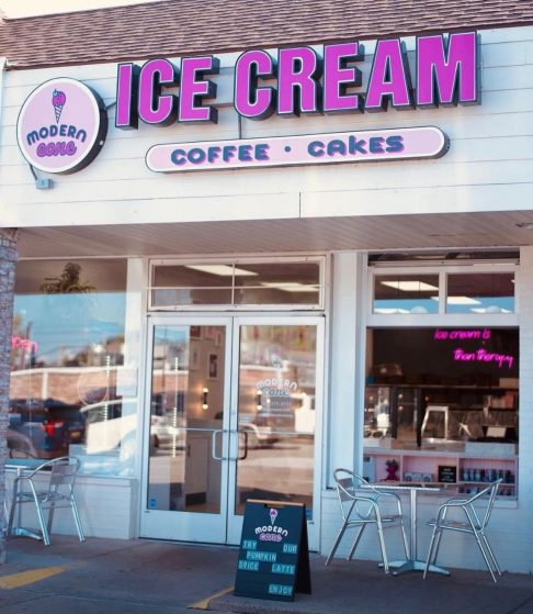 Depois de ser demitida do seu antigo emprego, ela decidiu ter a própria loja e abriu a sorveteria Modern Cone, nos Estados Unidos.