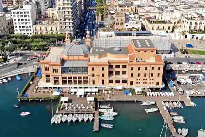 Essa transferência ajudou a aumentar sua popularidade, e a cidade italiana tornou-se um centro de peregrinação, consolidando sua imagem como protetor das crianças e dos pobres.