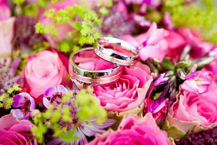 A lenda mais conhecida de São Nicolau envolve sua intervenção em um drama familiar. Um comerciante pobre estava prestes a forçar suas três filhas à prostituição devido à sua incapacidade de pagar o dote para casá-las.