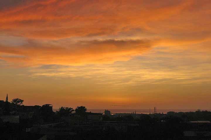 Após a independência, o Brasil foi o primeiro país do mundo a reconhecer oficialmente o novo Estado angolano, gesto que marcou o início de uma cooperação diplomática sólida. Desde então, as duas nações têm mantido acordos de parceria nas áreas de educação, saúde, energia e cultura, além de uma intensa troca artística e linguística. 

