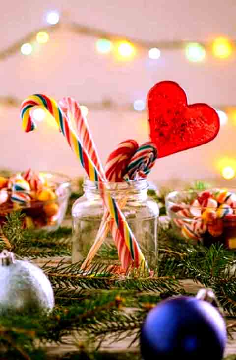 Em algumas regiões, São Nicolau é retratado como um personagem que visita as crianças, acompanhando-as em festas e cerimônias. Na Eslovênia, por exemplo, crianças menores de sete anos participam de uma celebração em que um homem vestido como São Nicolau distribui doces e brinquedos.