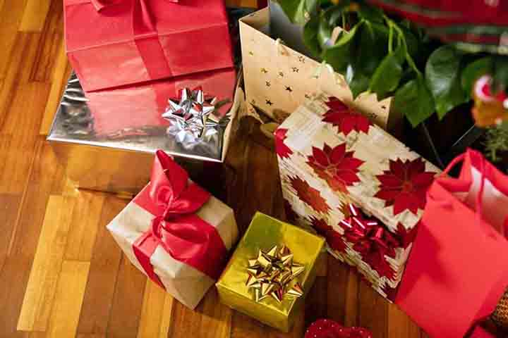 A lenda de São Nicolau, seja como protetor dos pobres ou como o bom velhinho que distribui presentes, continua a ser um lembrete das virtudes que associamos ao Natal e à importância de dar aos outros.