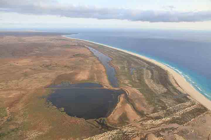 A ocupação do território começou no século 15, quando navegadores portugueses descobriram as ilhas e as transformaram em um ponto estratégico para rotas comerciais e para o tráfico atlântico, o que marcou profundamente a formação do povo cabo-verdiano. 
