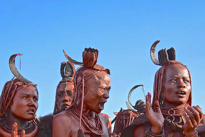 Além do português, são faladas mais de 40 línguas nacionais, entre elas o kimbundu, o umbundu e o chokwe. Essa diversidade linguística reflete a riqueza étnica do país, formado por mais de 90 grupos diferentes.

