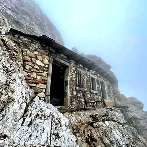 Construída durante a Primeira Guerra Mundial, essa estrutura serviu como abrigo militar estratégico.