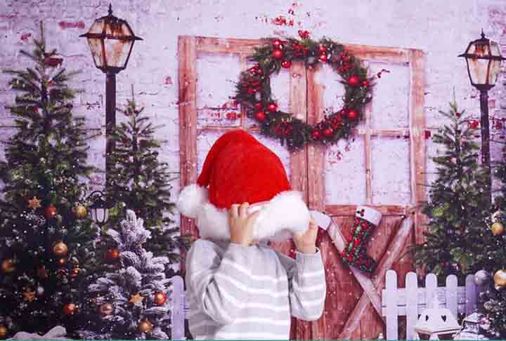 A árvore de Natal tem origem nas tradições pagãs do norte da Europa, onde se decoravam pinheiros para celebrar o solstício de inverno; o costume foi cristianizado na Alemanha no século XVI.