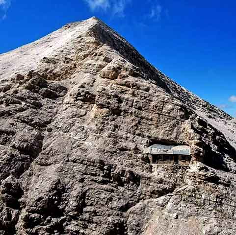 Localizada a cerca de 2.700 metros de altitude, em meio aos grandiosos Alpes italianos, a Buffa di Perrero é uma construção que desafia a gravidade. 