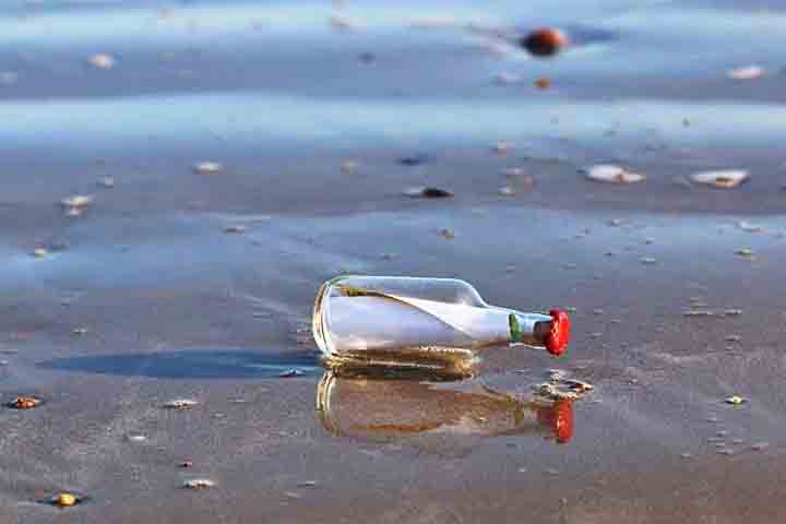 A prática de colocar mensagens dentro de garrafas está longe de ser uma peça de ficção, vista em filmes, romances literários e músicas. Há registros desse método no mundo real desde pelo menos o século 18. 

