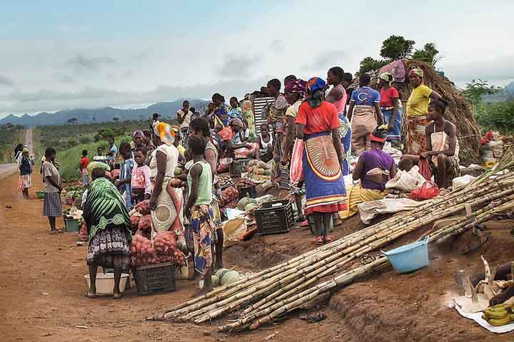 O país, com cerca de 35 milhões de habitantes, é hoje uma das principais economias da África Subsaariana, embora ainda enfrente desafios ligados à desigualdade social e à dependência das commodities.
