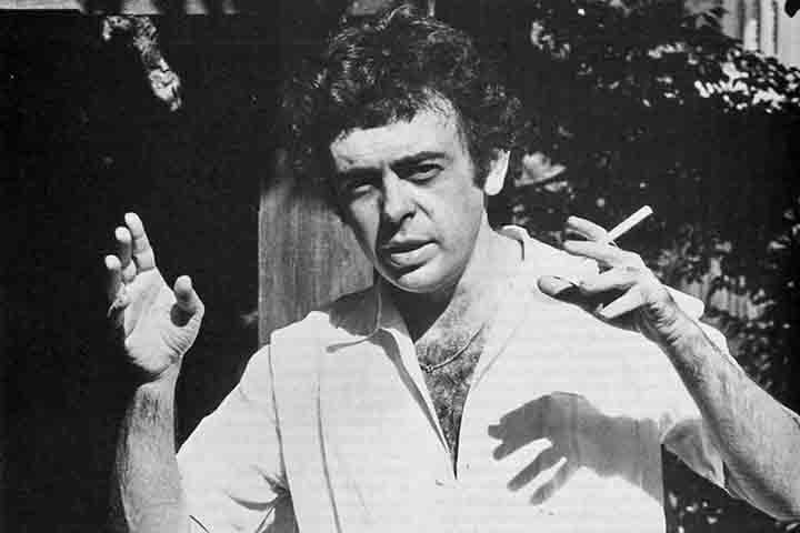 Glauber mudou-se ainda criança para Salvador, em 1947. Desde cedo, demonstrou inclinação para as artes, escrevendo textos e atuando em peças teatrais. 
