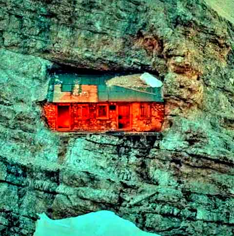 Erguida em um local quase inacessível, tinha o objetivo de proteger os soldados italianos tanto do inimigo quanto das condições climáticas extremas.