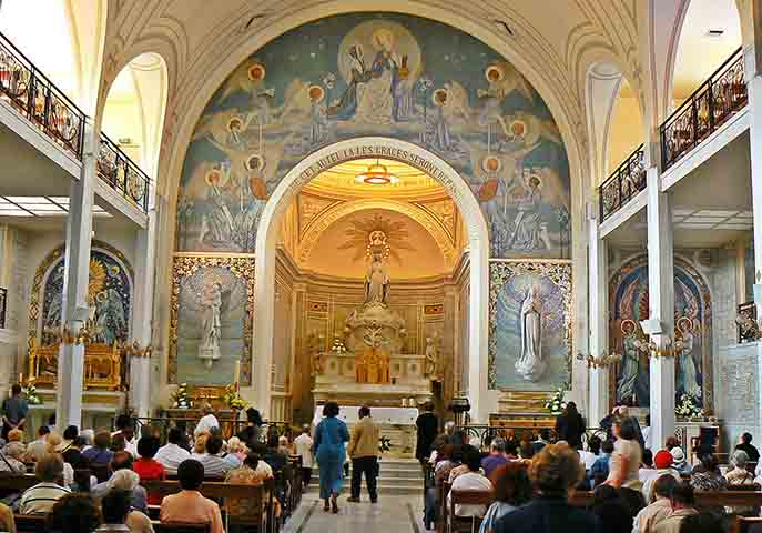 Capela da Medalha Milagrosa (França) – 1815 - Local de peregrinação onde a Virgem Maria teria aparecido a Catarina Labouré. Seu interior simples inspira espiritualidade e devoção. Fiéis acreditam no poder das orações feitas ali.