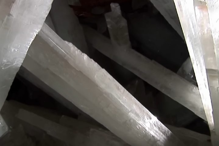 Exploradores acreditam que há outras câmaras na Caverna dos Cristais, mas não podem acessá-las sem danificar as formações. Desde 2015, a mineração cessou e a água voltou a submergir os cristais.