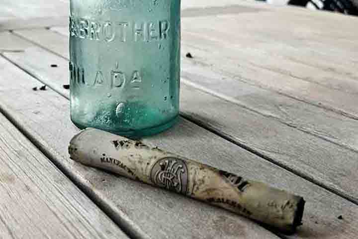 À publicação Nj.com, a mulher contou que a garrafa trazia a inscrição Bar e Brother Philadelphia, nome da empresa de dois irmãos do fim do século 19. Dentro do item havia também um cartão de visitas de artigos de mobiliário do mesmo grupo e referências a um iate de nome Neptune, que teria sido construído em 1874. 
