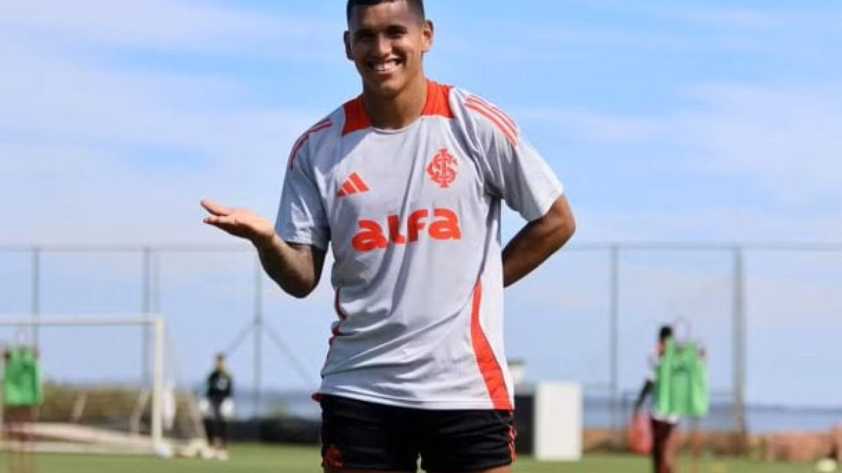 Em uma temporada marcada pela luta contra o rebaixamento, lateral argentino ganha espaço, vira titular absoluto e é o atleta mais utilizado 