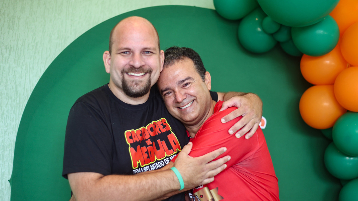 Andr&eacute; Matos, presidente da FlaMedula, e Andr&eacute; Torres, fundador Ca&ccedil;adores de Medula. A Festa da Gratid&atilde;o &eacute; um momento especial de homenagem aos volunt&aacute;rios que realizaram a doa&ccedil;&atilde;o de medula &oacute;ssea no hemocentro cearense e aos parceiros que caminham junto &agrave; institui&ccedil;&atilde;o nesse processo
