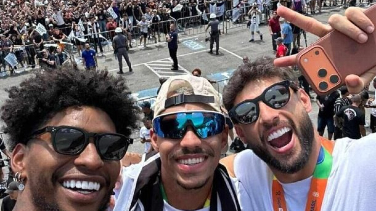 Atletas aproveitaram para provocar os rivais. Forte calor na capital paulista fez alguns torcedores passarem mal em Itaquera