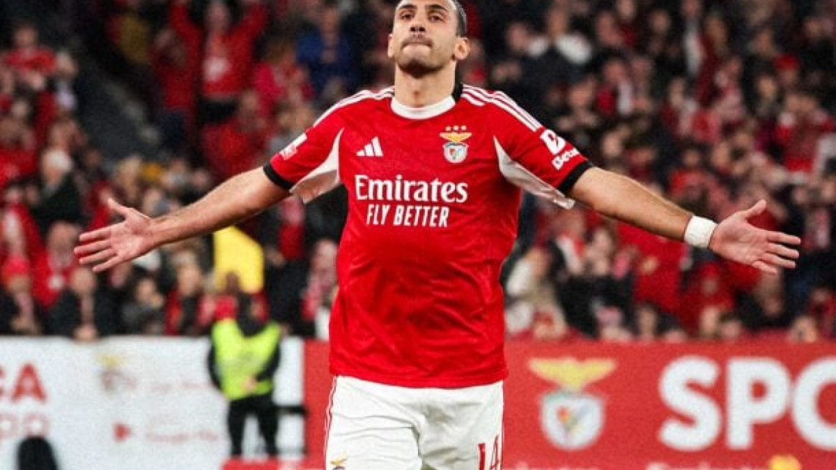 Pavlidis, de pênalti, anota o gol solitário no Estádio da Luz; Águias aparecem em terceiro na tabela, a oito pontos do Porto