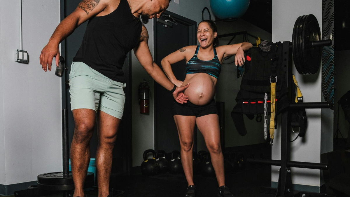 Exercícios de força e resistidos são recomendados, como acompanhamento, na gestação. Eles reduzem dores na lombar e no ciático, trazem melhor qualidade do sono e geram impactos positivos no bem-estar psicológico