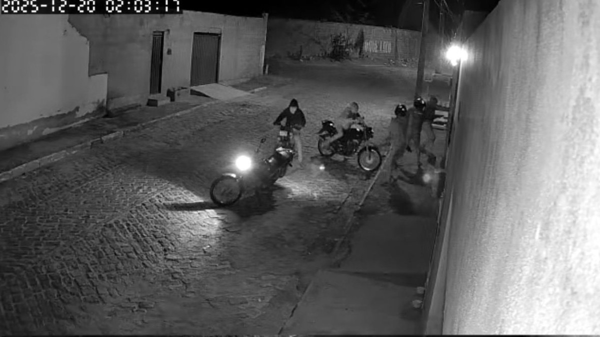 Suspeitos em motocicletas atiraram contra jovem na calçada de imóvel em Juazeiro do Norte