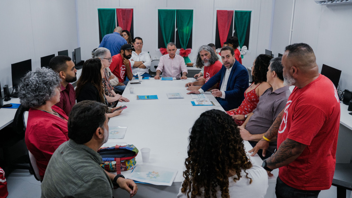 Reuni&atilde;o de lan&ccedil;amento do Pacto pelo Territ&oacute;rio Vivo, com a presen&ccedil;a do ministro-chefe da Secretaria-Geral da Presid&ecirc;ncia da Rep&uacute;blica, Guilherme Boulos. Encontro foi realizado na Zona Viva do residencial Jos&eacute; Euclides, no bairro Jangurussu