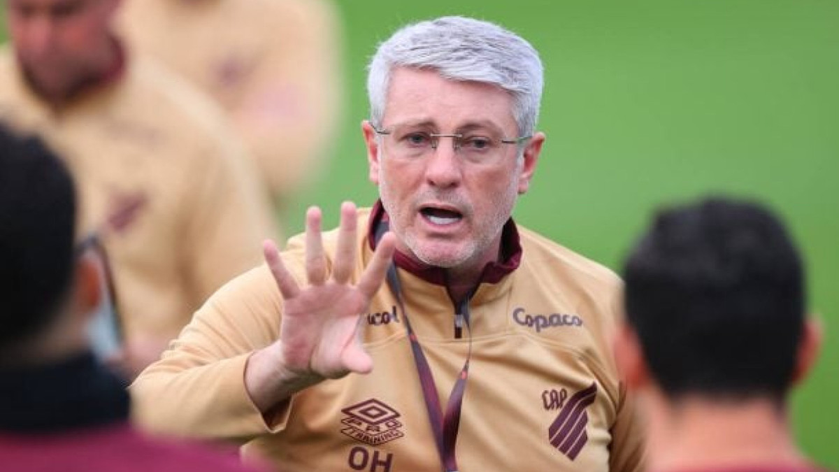 Treinador tinha vínculo com o Furacão somente até maio e estendeu o compromisso até o fim da próxima temporada