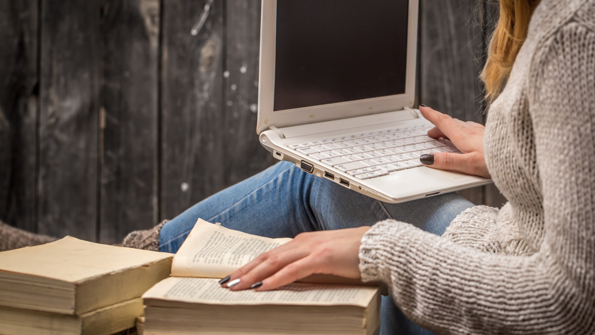 Cientistas transformaram prompts adversariais em poemas parar testar a segurança de inteligências artificiais; entenda resultado