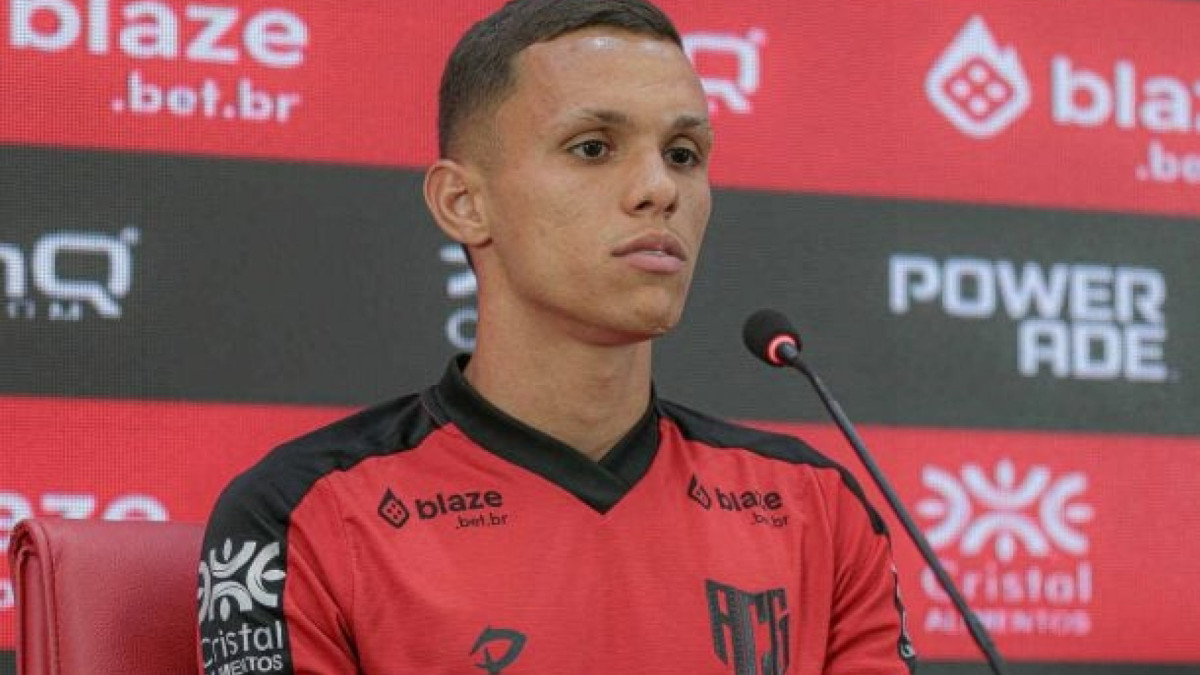 Alviverde tinha negociação encaminhada com revelação do Atlético Goianiense, mas recuou nas tratativas e Alvinegro fez uma proposta pelo jogador