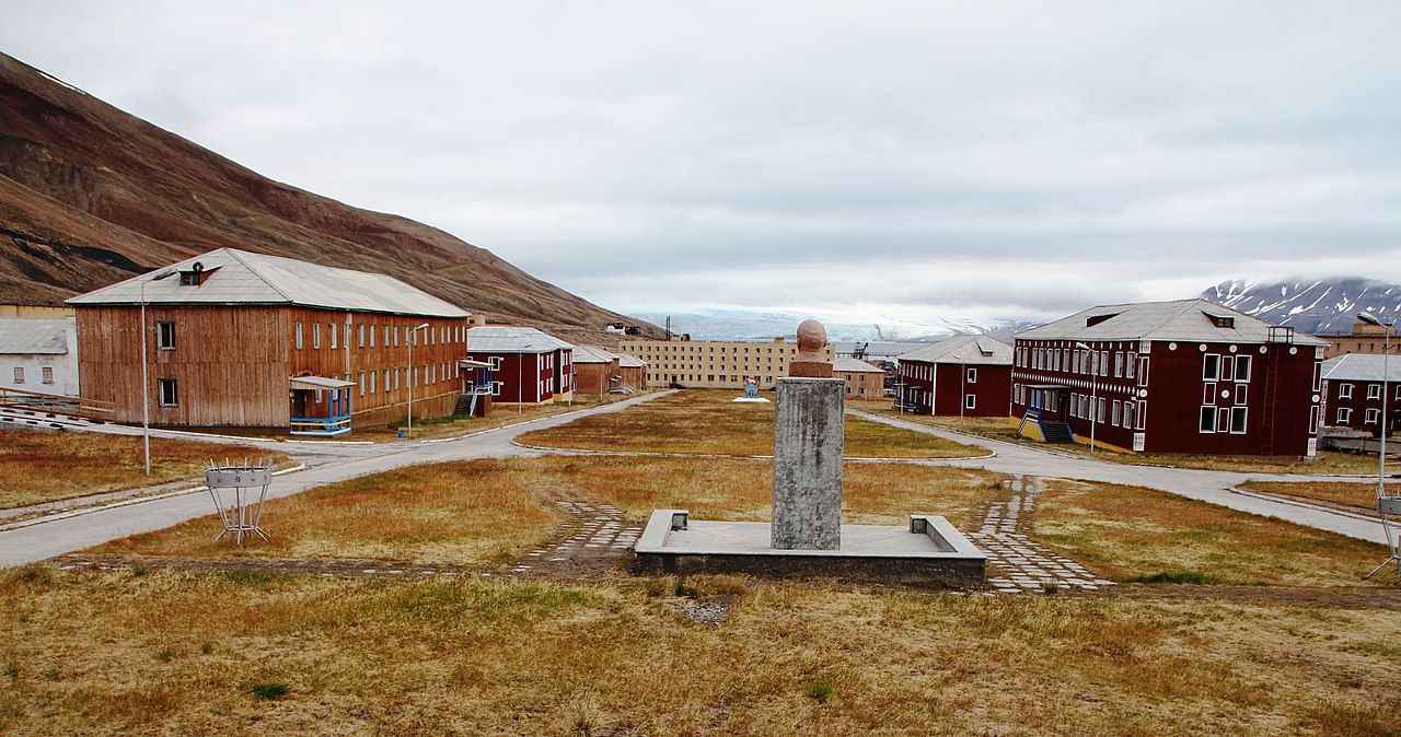 Pyramiden (Noruega) - Cidade construída no auge da União Soviética, recebeu esse nome por causa de um morro em forma de pirâmide. Dependia de subsídios do governo, mas, com o fim da URSS, foi esvaziada. Embora fique na Noruega, pertence à Rússia.  
