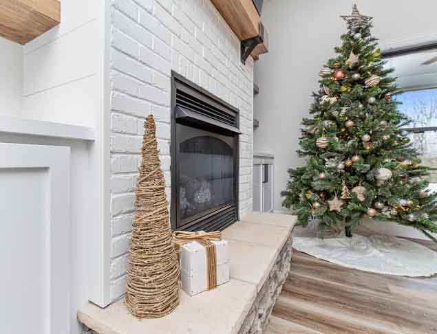 Na Escandinávia, o Dia de São Canuto, em 13 de janeiro, marca o fim das festas natalinas. As famílias retiram e comem os doces da árvore, cantam e depois a descartam ou queimam na lareira.