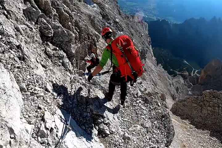 O local só é acessível a alpinistas experientes por meio de cordas — não há escadas, nem qualquer estrutura convencional de acesso.