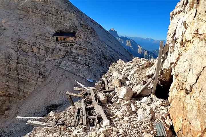 Alguns especialistas dizem que a localização da pedra foi escolhida para aproveitar a altitude e a dificuldade de acesso como defesa natural.